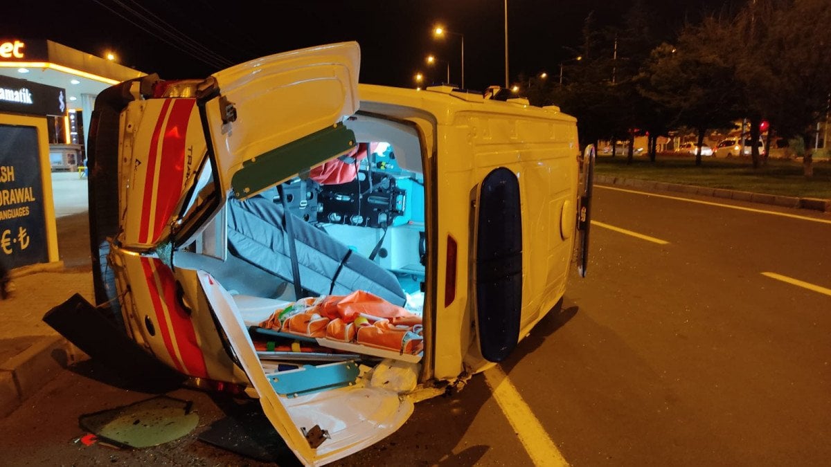 Nevşehir de yaralı taşıyan ambulans otomobil ile çarpıştı #1