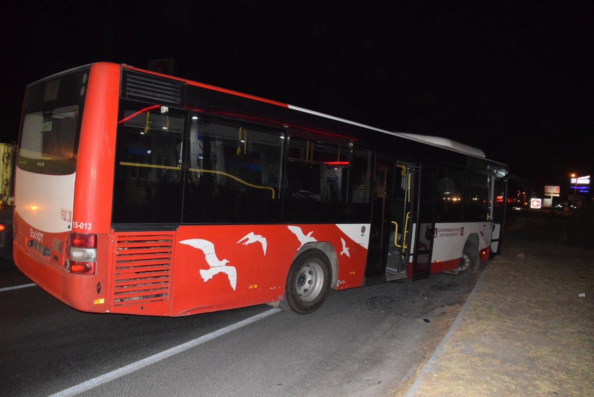 İzmir de tır ile otobüs çarpıştı: 12 yaralı #1