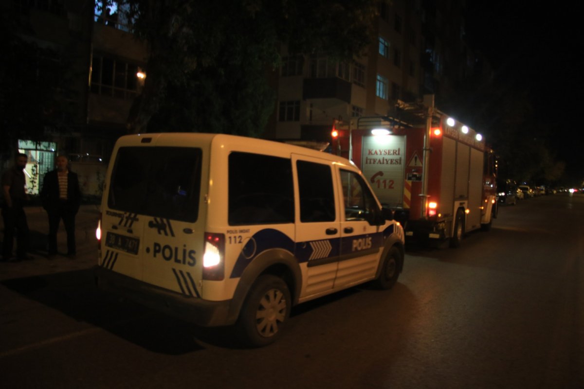 Kayseri de şikayet üzerine gelen polisler apartmanda ceset buldu #2