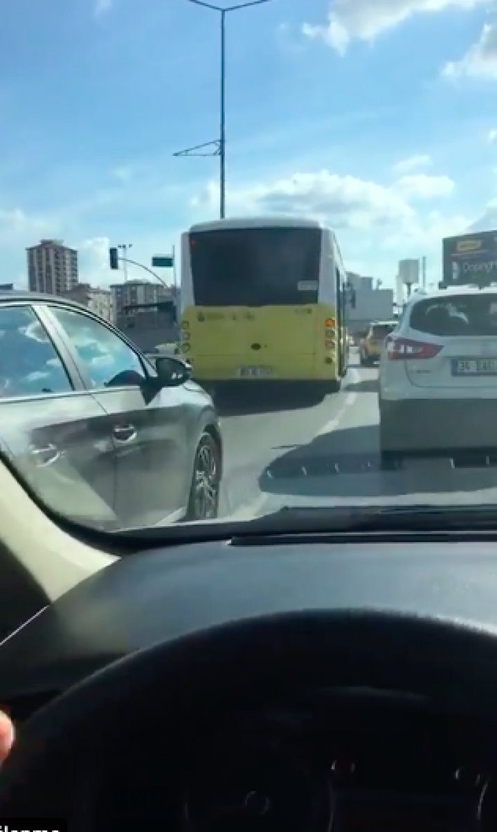 İstanbul da arızalanan İETT, trafiği kilitledi #1