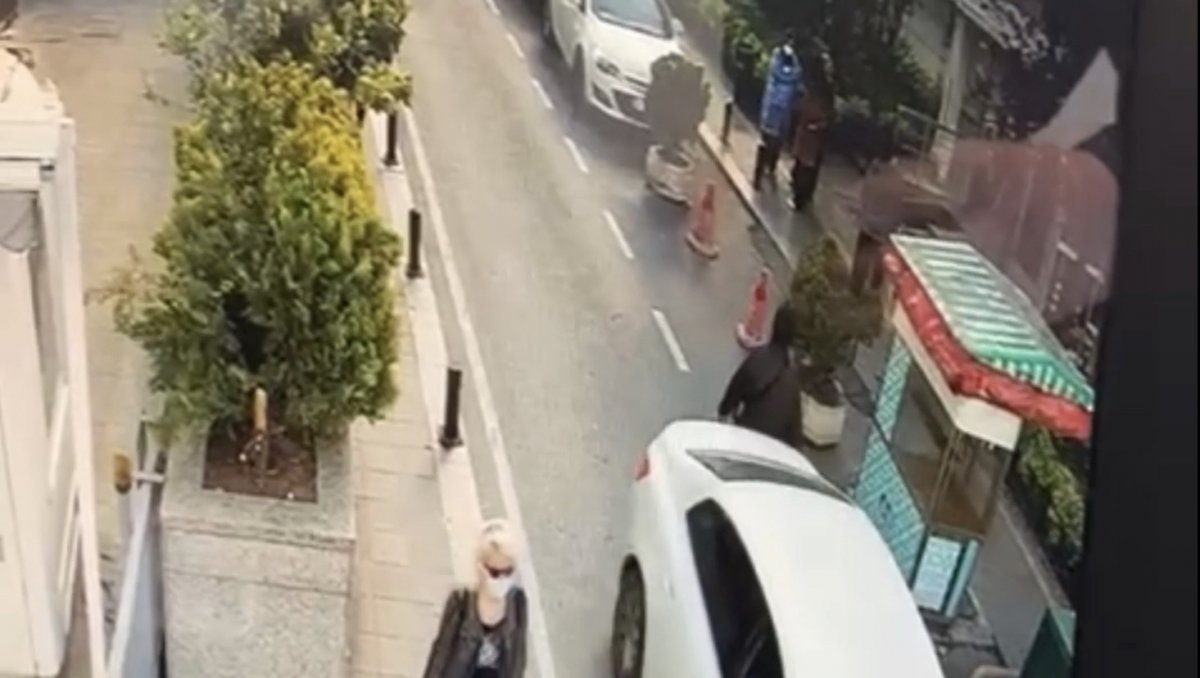 Beşiktaş’ta, hastaneden çıkan kadına otomobil çarptı #4