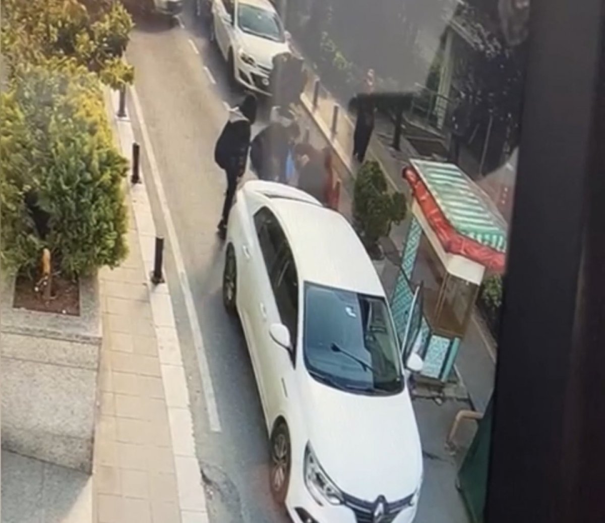 Beşiktaş’ta, hastaneden çıkan kadına otomobil çarptı #5