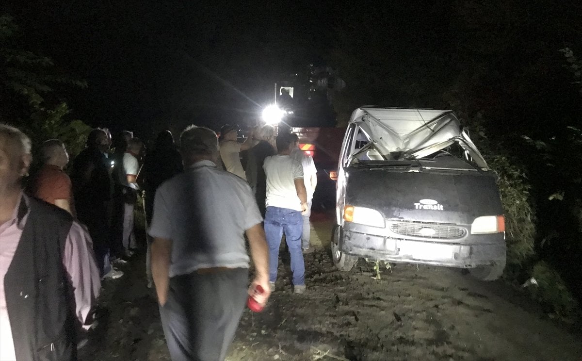Samsun da işçileri taşıyan minibüs devrildi: 13 yaralı #1