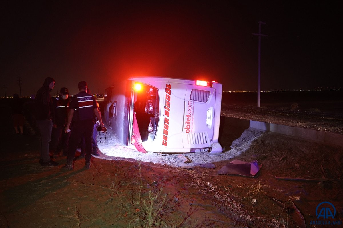 Konya da seyir halindeki yolcu otobüsü devrildi: 14 yaralı #3
