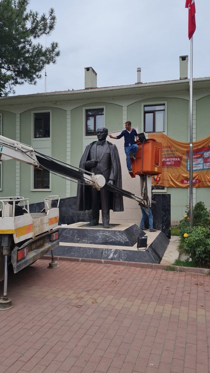 Bursa daki Atatürk heykeli, ekip çalışmasıyla temizlendi #3
