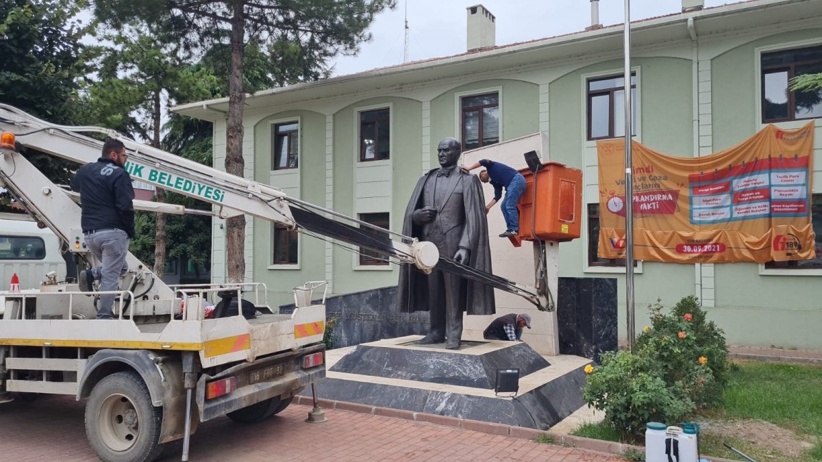 Bursa daki Atatürk heykeli, ekip çalışmasıyla temizlendi #2