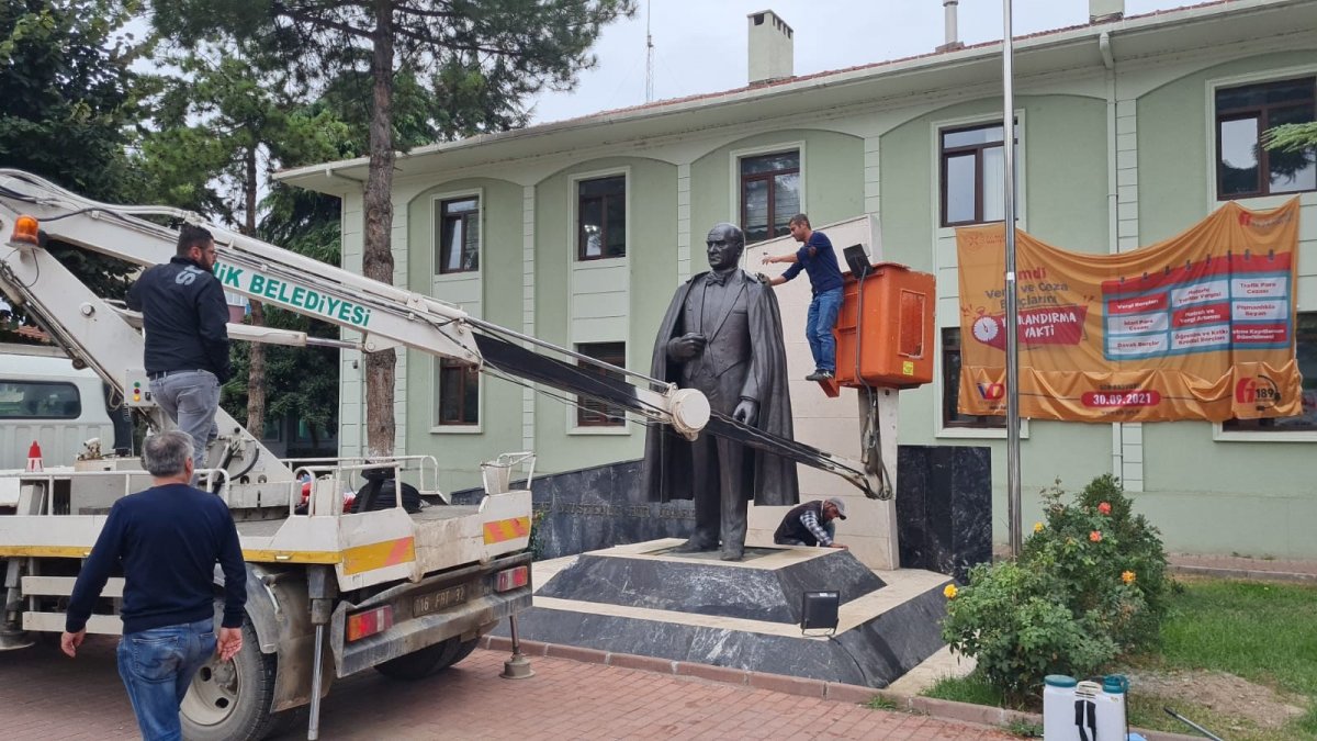 Bursa daki Atatürk heykeli, ekip çalışmasıyla temizlendi #1
