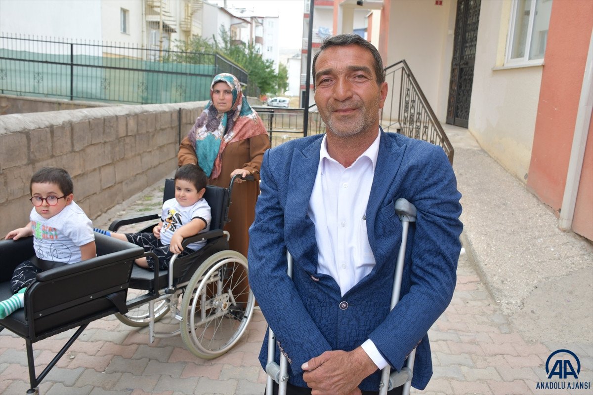 Sivas ta cam kemik hastası ikizlere tekerlekli sandalye üretildi #6