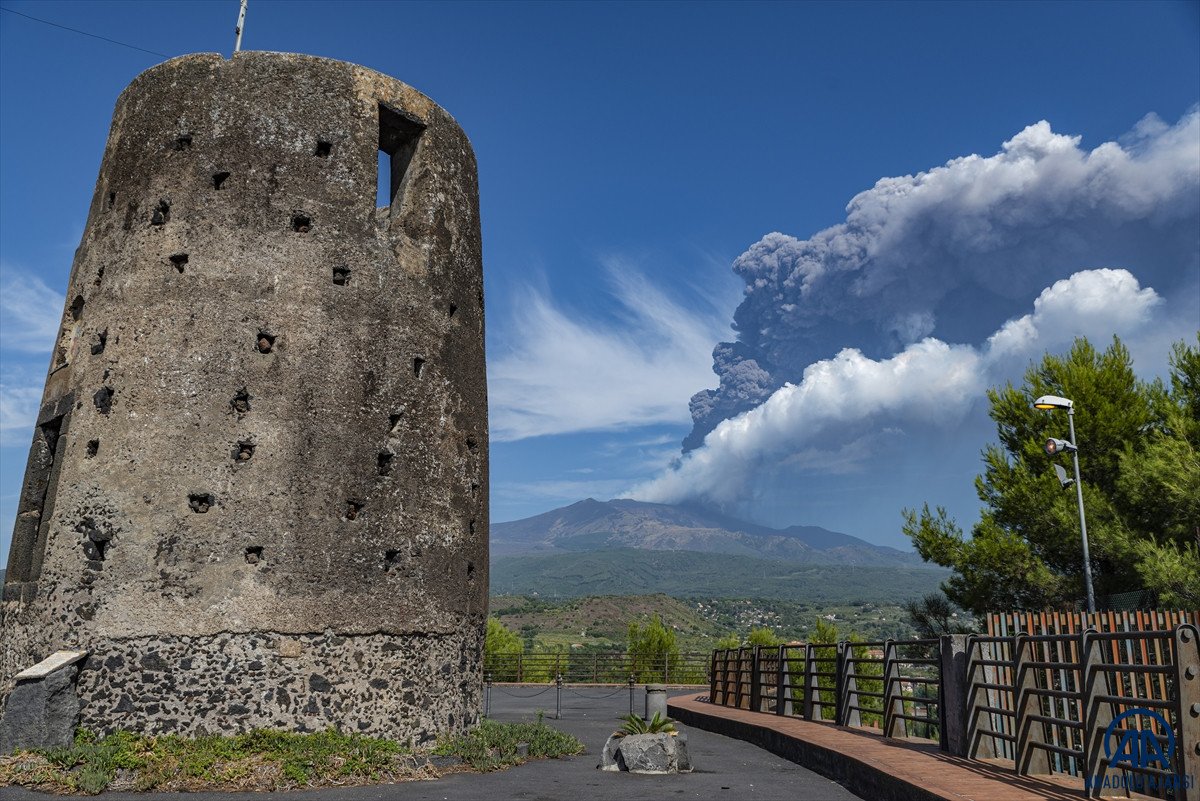 İtalya da Etna Yanardağı kül ve lav püskürttü #1