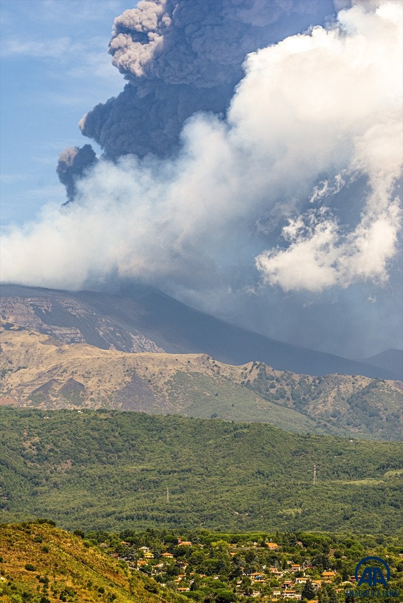 İtalya da Etna Yanardağı kül ve lav püskürttü #4