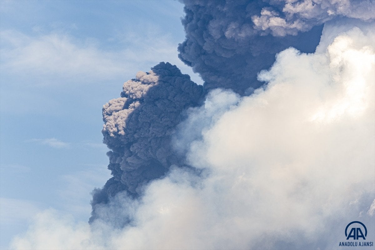 İtalya da Etna Yanardağı kül ve lav püskürttü #3