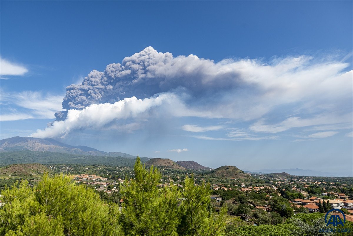 İtalya da Etna Yanardağı kül ve lav püskürttü #2