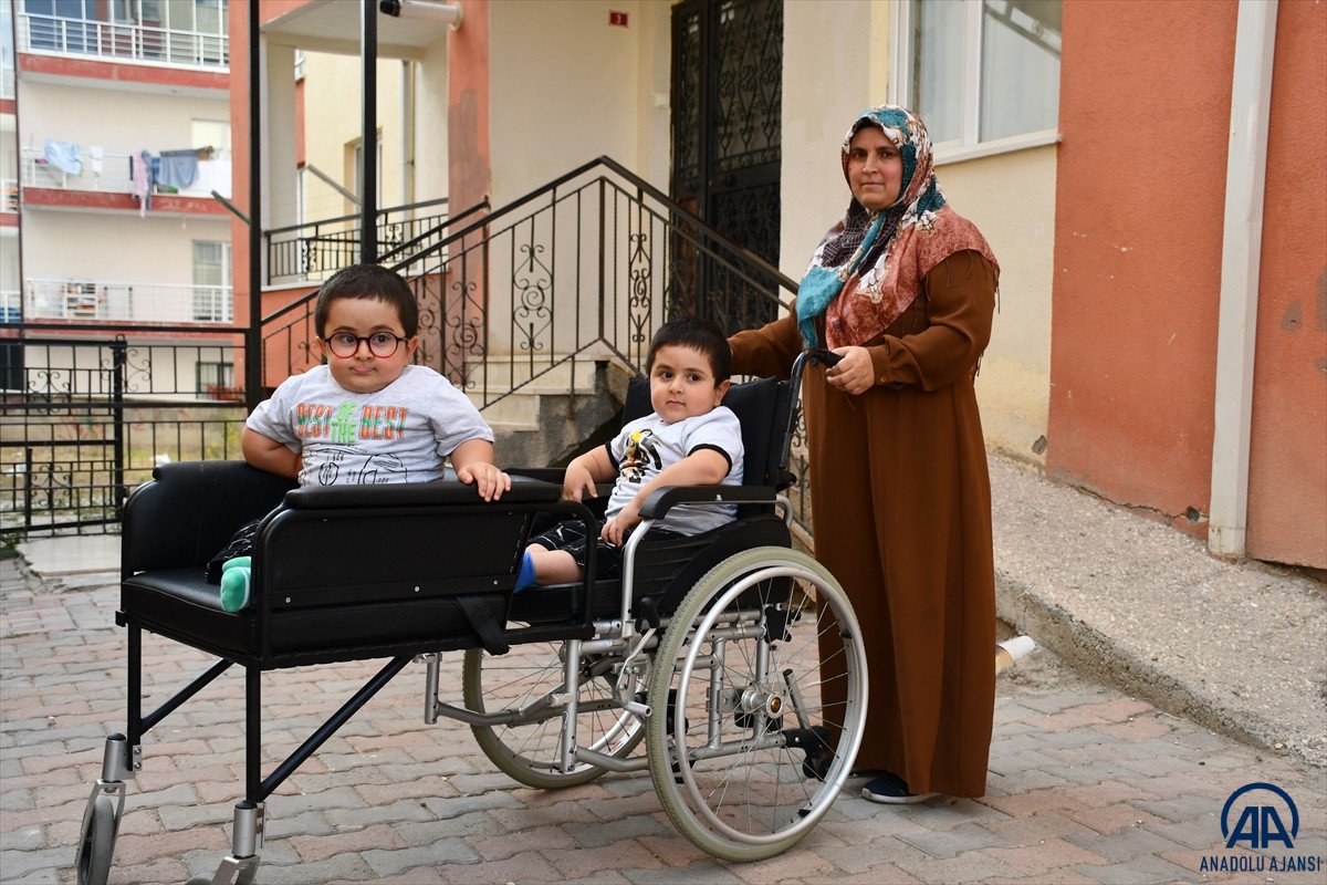 Sivas ta cam kemik hastası ikizlere tekerlekli sandalye üretildi #1