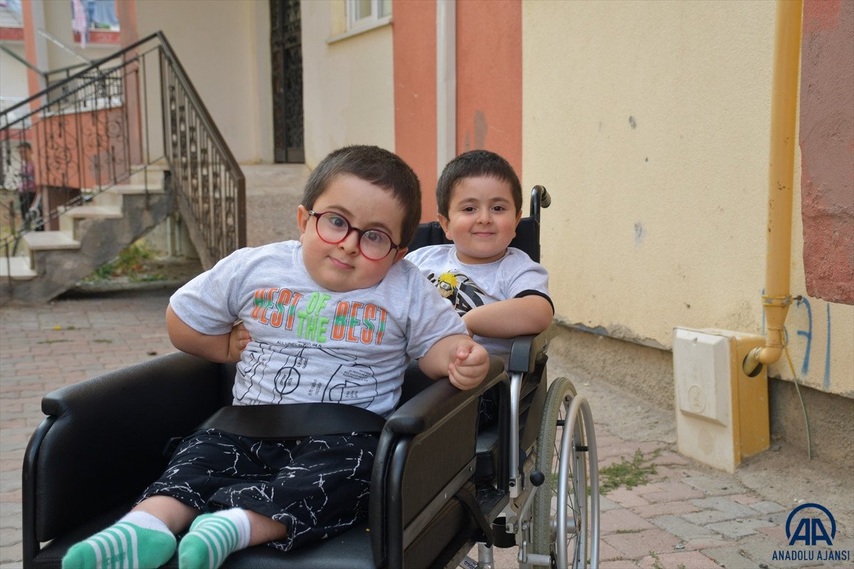 Sivas ta cam kemik hastası ikizlere tekerlekli sandalye üretildi #3