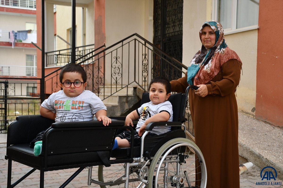 Sivas ta cam kemik hastası ikizlere tekerlekli sandalye üretildi #5