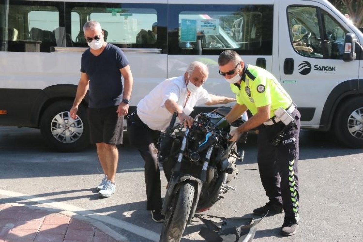 Antalya da otobüs ile motosikletin çarpışması sonucu genç sürücü yaşamını yitirdi #1