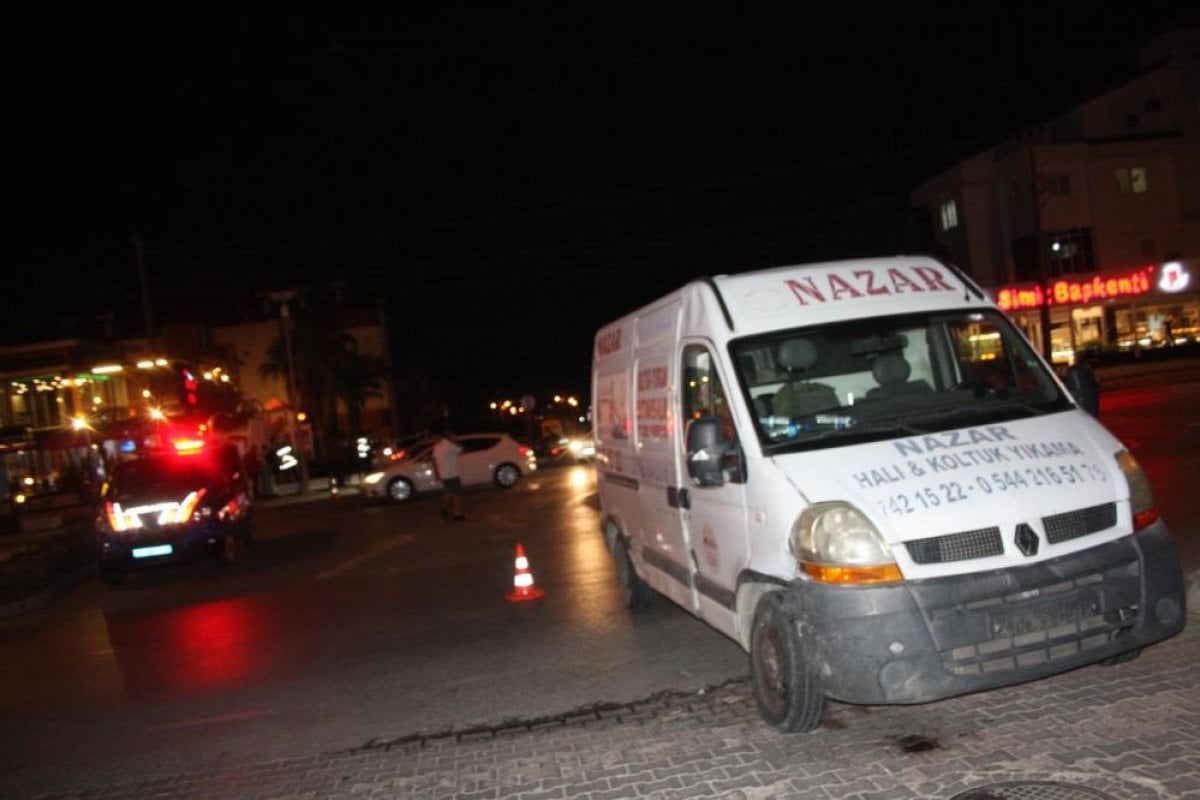 Antalya da seyir halindeki otomobil ile minibüs kavşakta çarpıştı #3