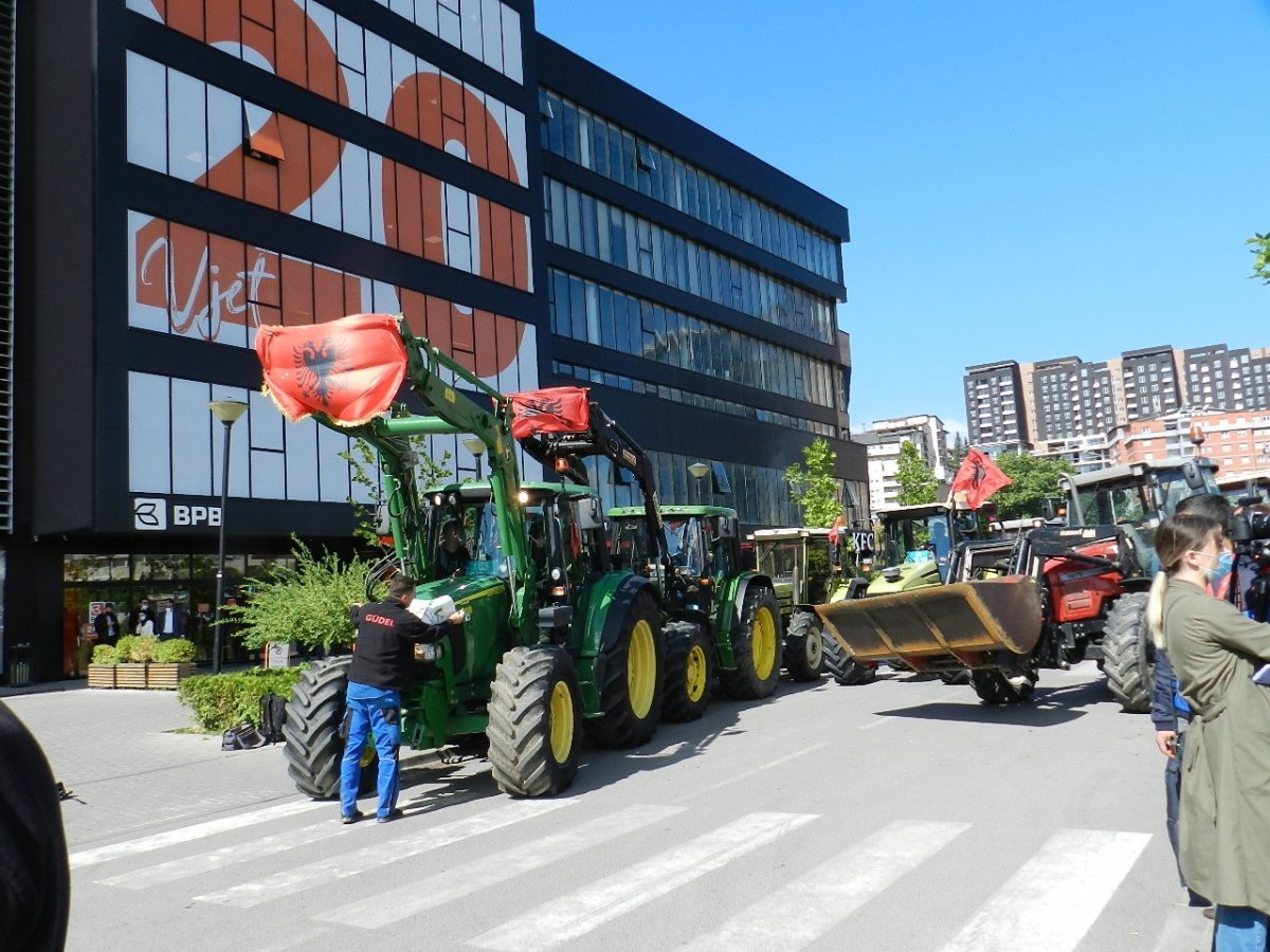 Kosova’da çiftçiler traktörleri ile yollara çıkarak hükümeti protesto etti #3