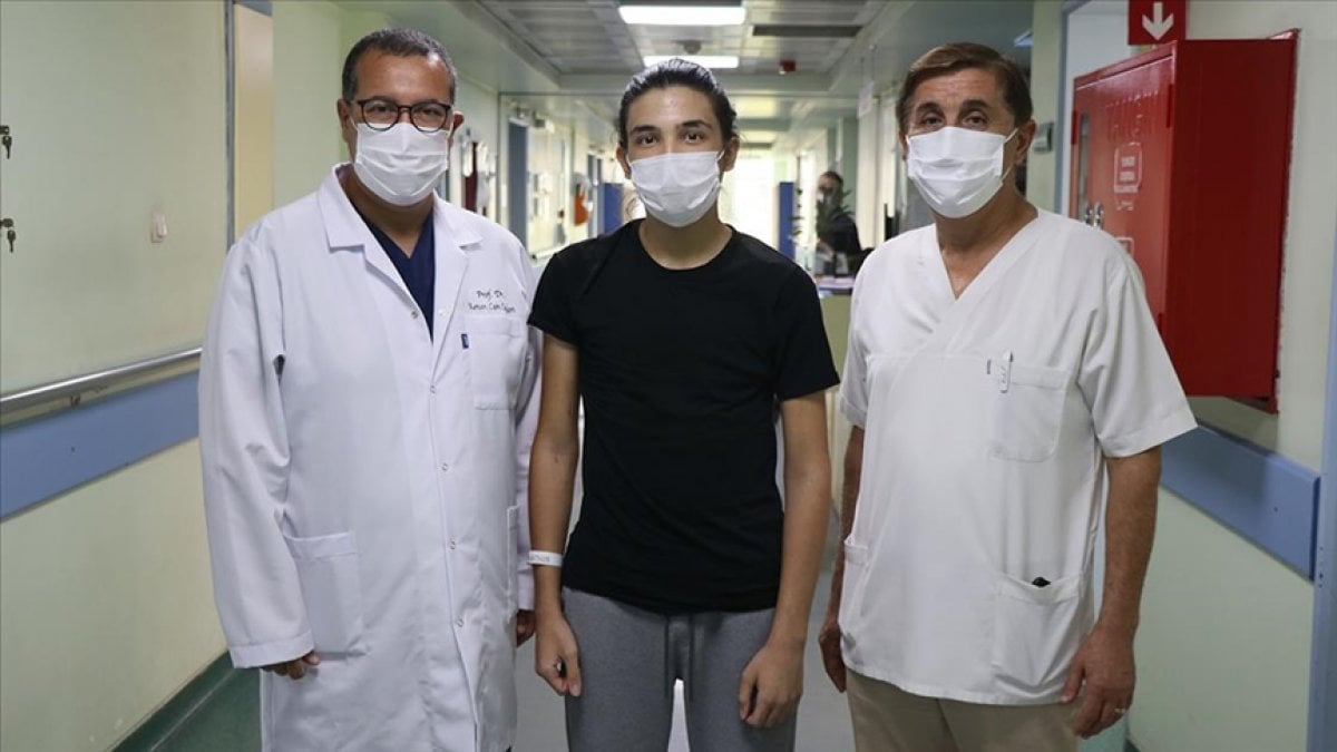 İzmir de karın boşluğunda 3 kiloluk kitle bulunan genç, ameliyat edildi #1