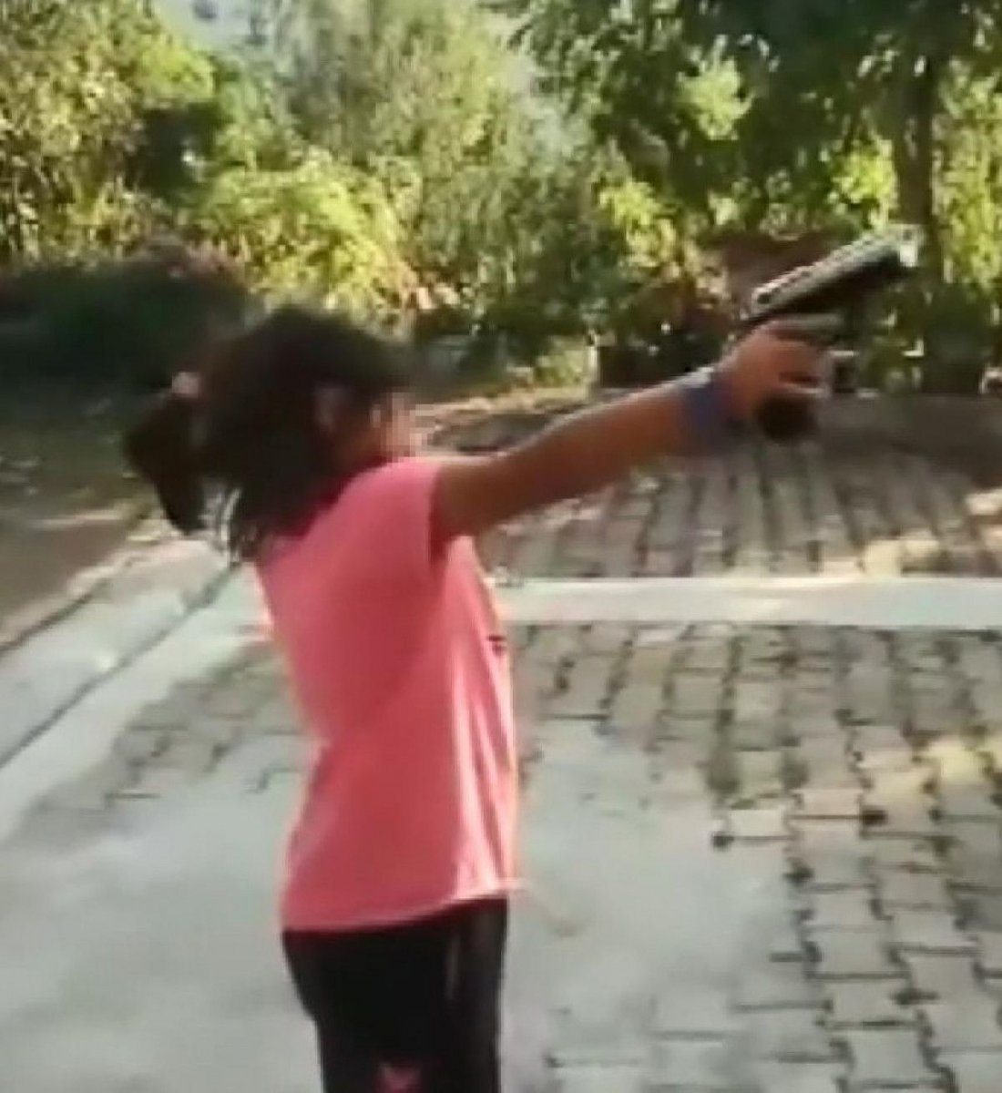 Rize’de silahla ateş ettirilen küçük kız ve babası konuştu #2
