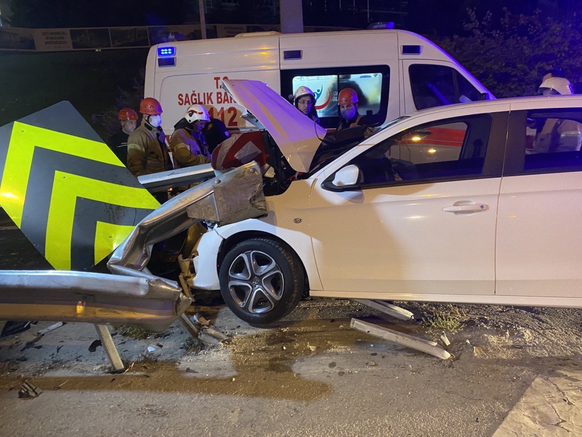 Ataşehir TEM Otoyolu nda bariyer otomobile saplandı: 2 yaralı #4