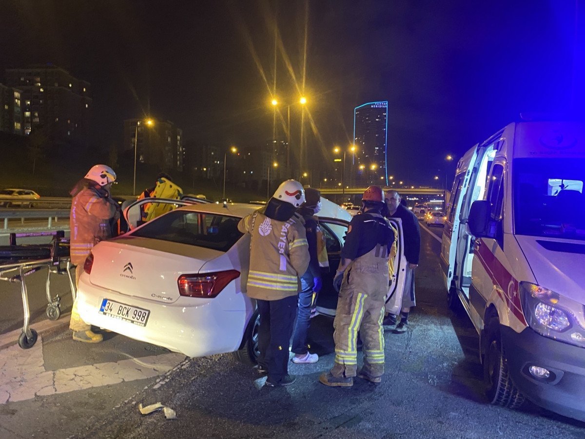 Ataşehir TEM Otoyolu nda bariyer otomobile saplandı: 2 yaralı #3
