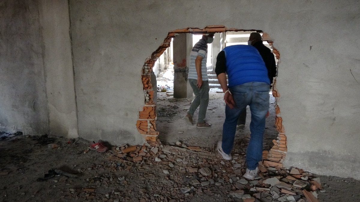 Sultangazi’de, 150 kişinin yaşadığı binanın kolonlarını keserken yakalandılar #1
