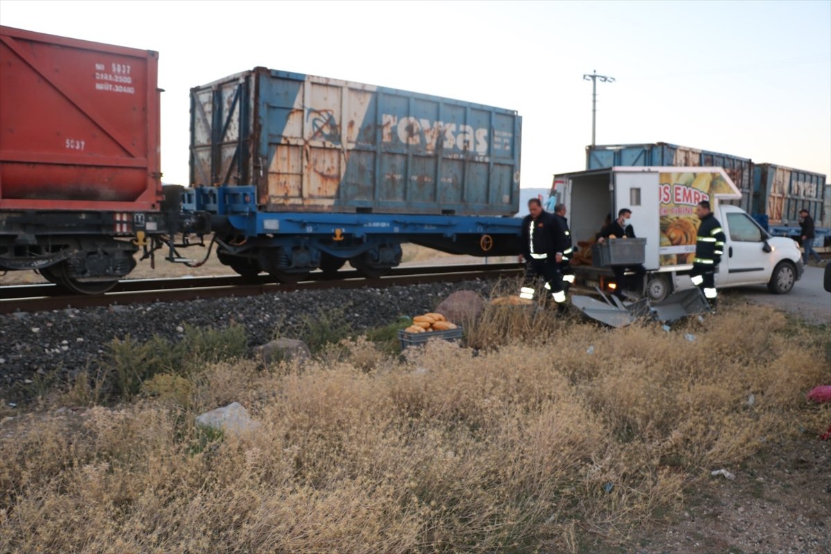 Afyonkarahisar da seyir halindeki kamyonete yük treni çarptı #1