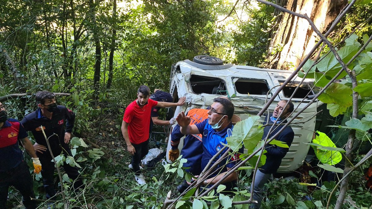 Zonguldak ta virajı alamayan kamyonet kaza yaptı #2
