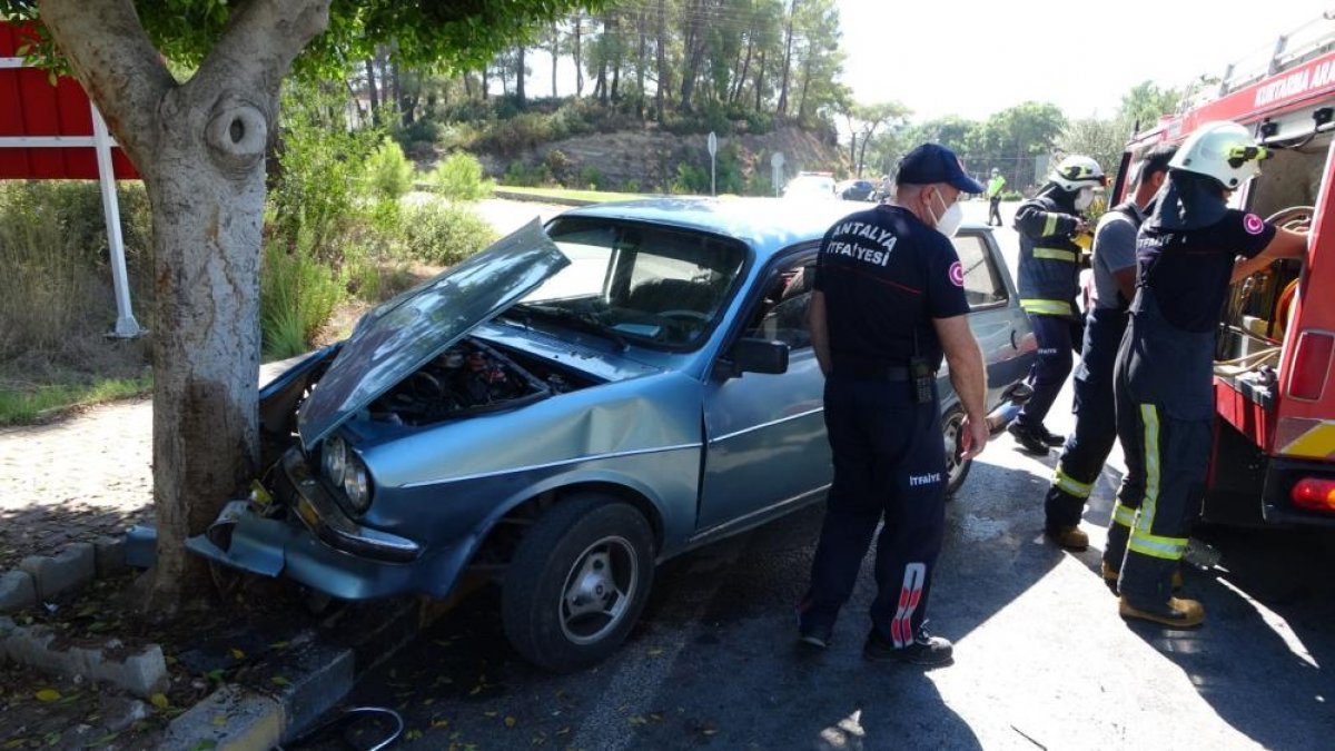 Antalya da seyir halindeki sürücü sara krizi geçirdi #6