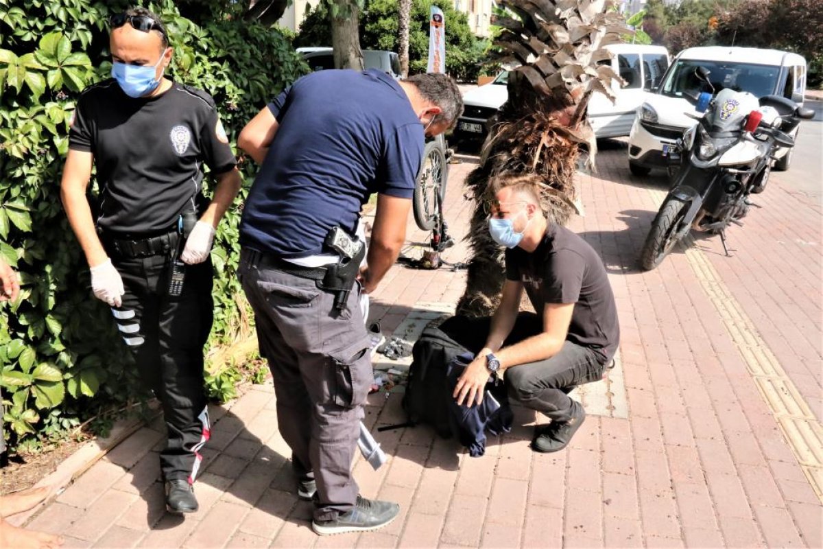 Antalya da kafede oturan kadının çantasını çalan hırsızlar yakalandı #3