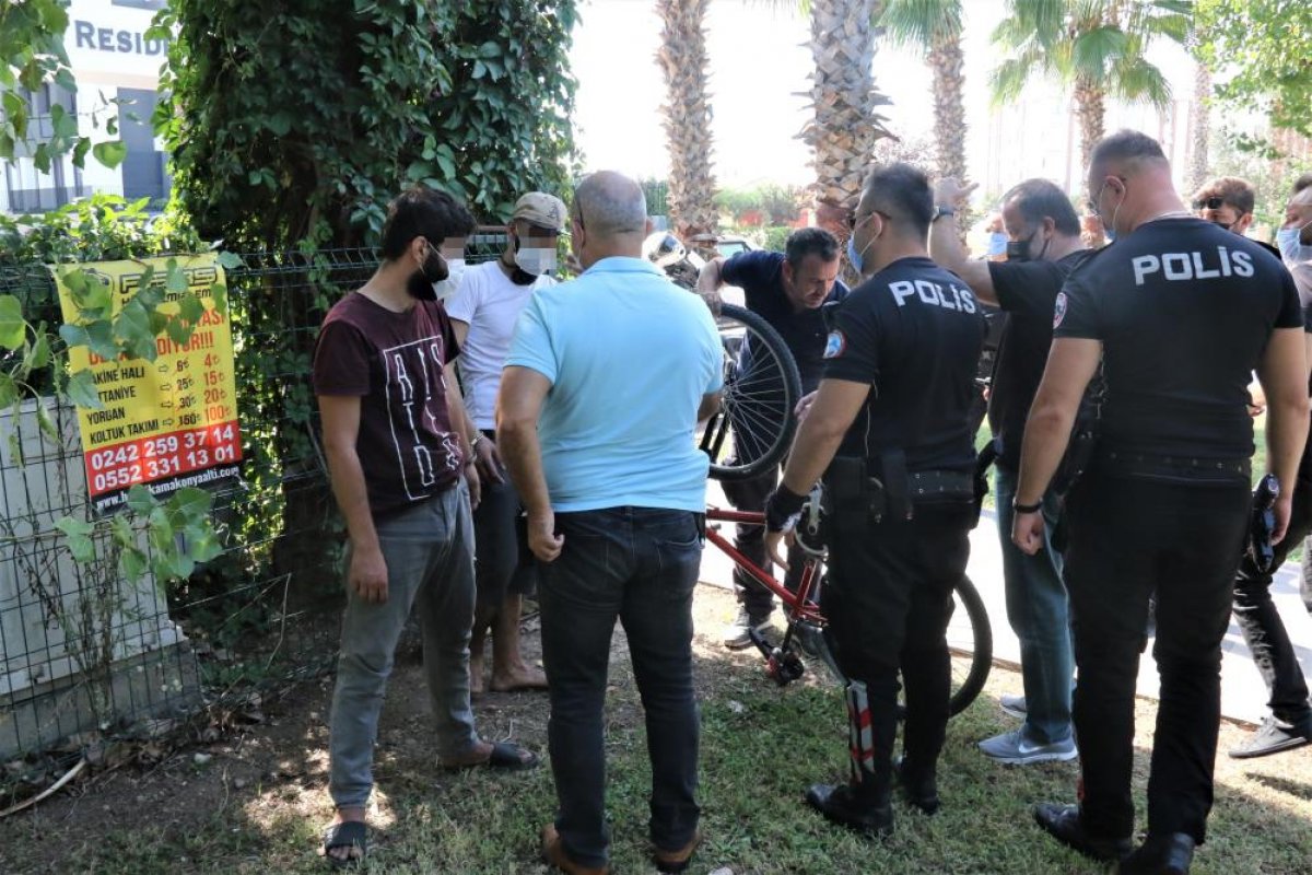 Antalya da kafede oturan kadının çantasını çalan hırsızlar yakalandı #1