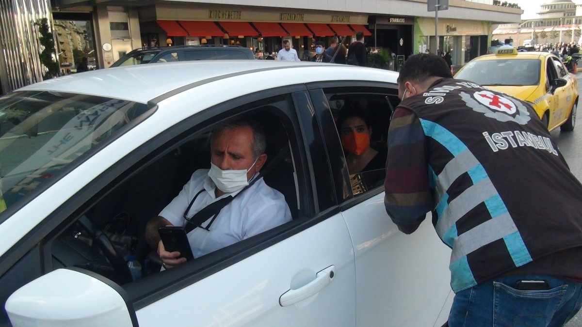 Taksim’de müşteri seçme cezası yiyen taksi şoförü, polis ile tartıştı #2
