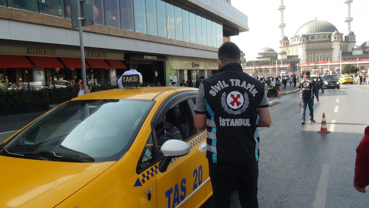 Taksim’de müşteri seçme cezası yiyen taksi şoförü, polis ile tartıştı #7