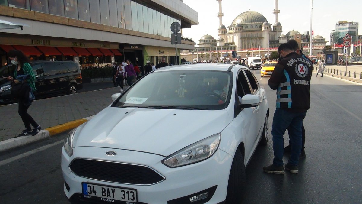 Taksim’de müşteri seçme cezası yiyen taksi şoförü, polis ile tartıştı #3
