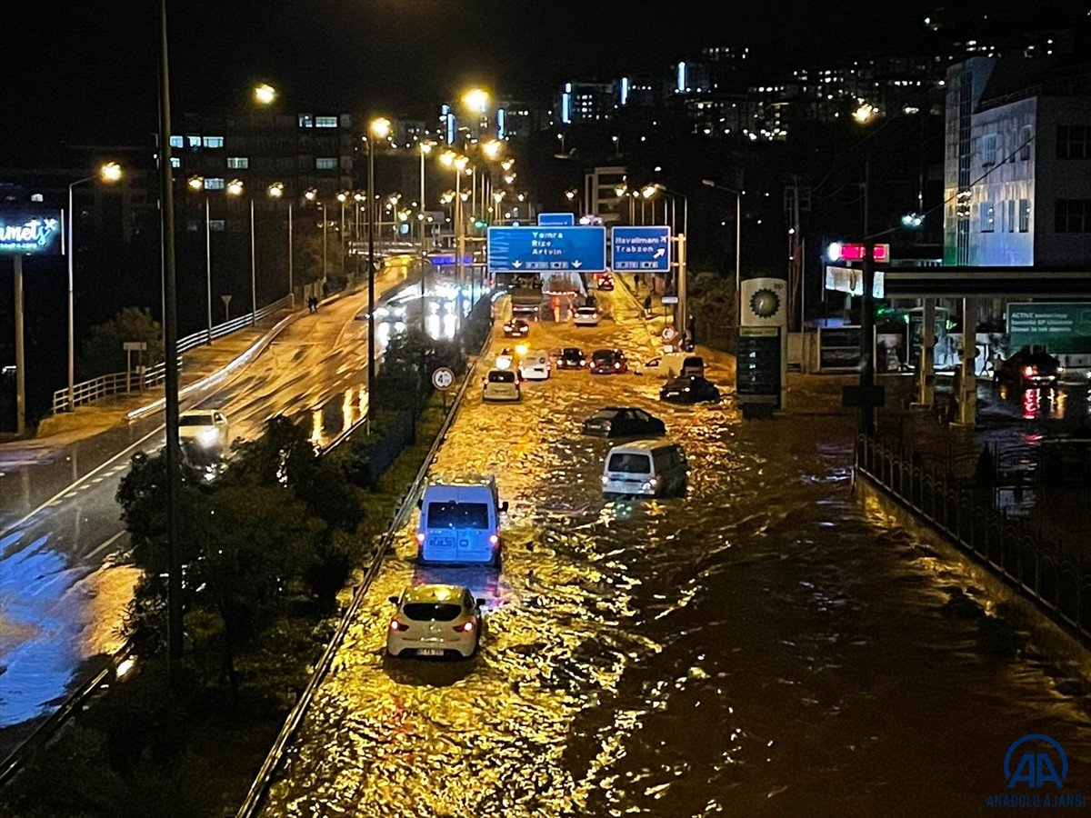 Trabzon da sağanak yağış ulaşımı olumsuz etkiledi #4