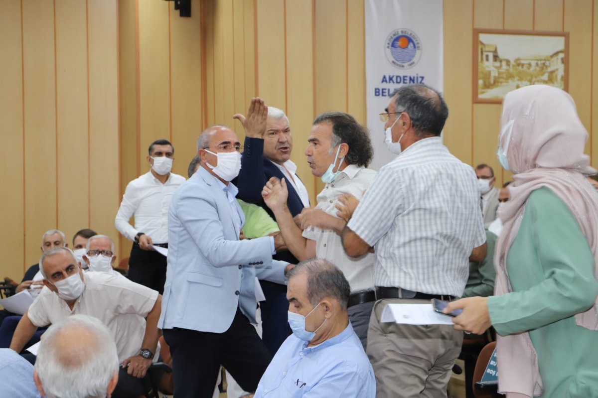 Mersin de HDP li meclis üyesi, belediye başkanının üzerine yürüdü #1