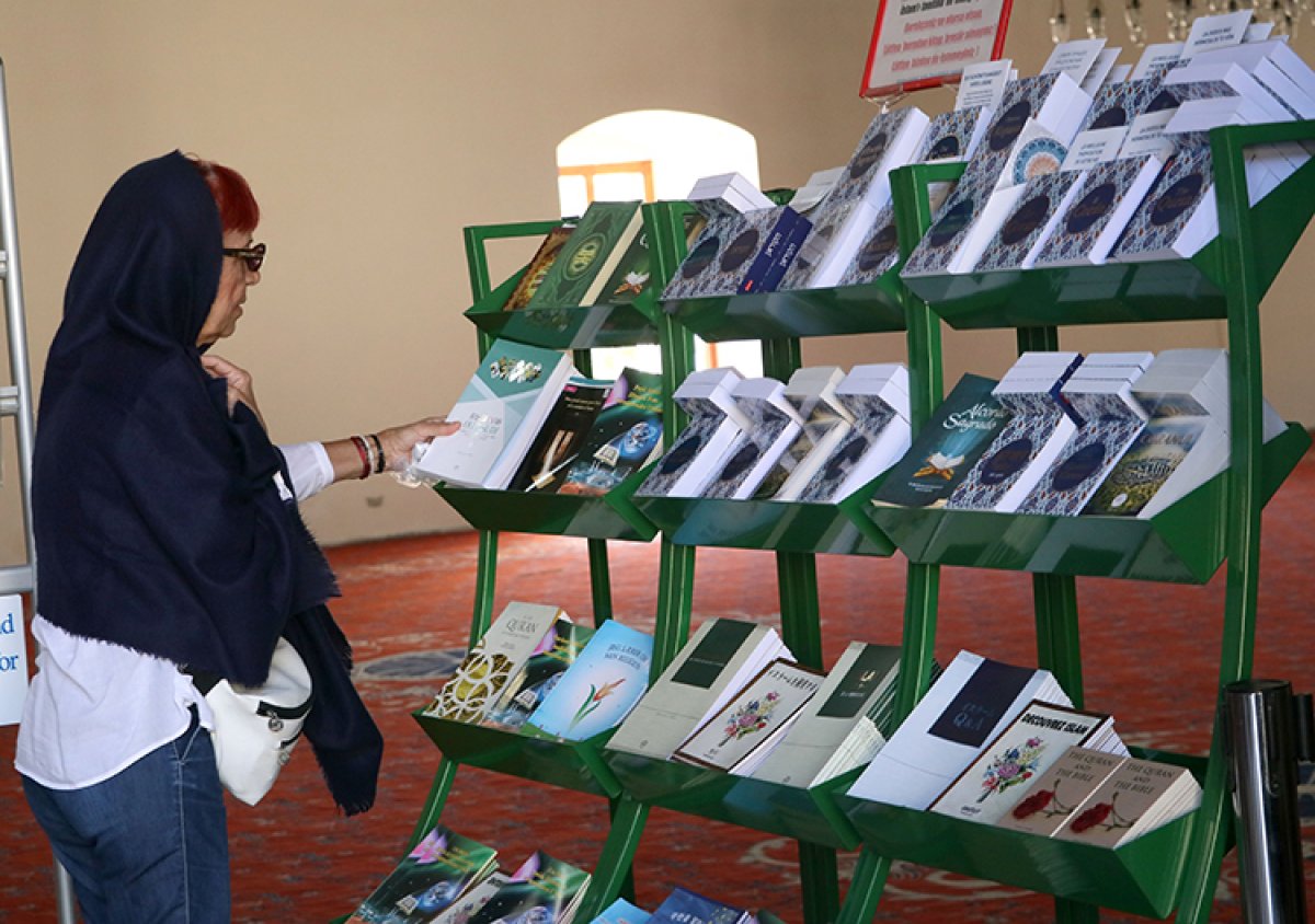 İzmir de camiyi ziyeret eden turistlere 15 dildeki Kur an-ı Kerim kitapçıklarını hediye ediyor #1