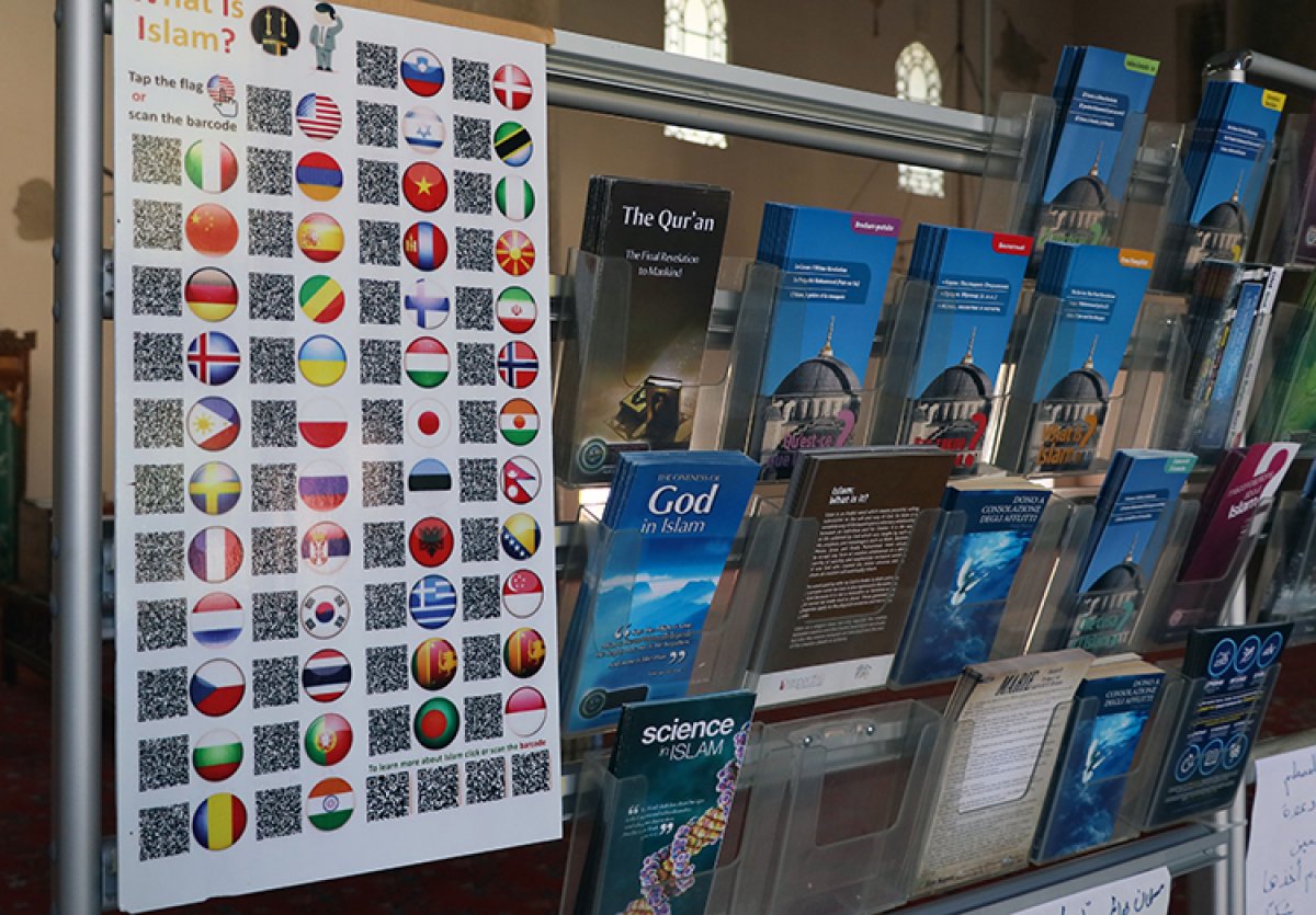 İzmir de camiyi ziyeret eden turistlere 15 dildeki Kur an-ı Kerim kitapçıklarını hediye ediyor #3