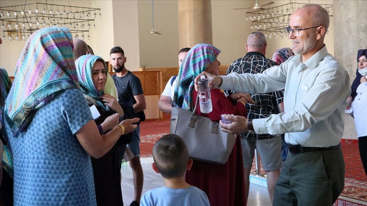 İzmir de camiyi ziyeret eden turistlere 15 dildeki Kur an-ı Kerim kitapçıklarını hediye ediyor #4