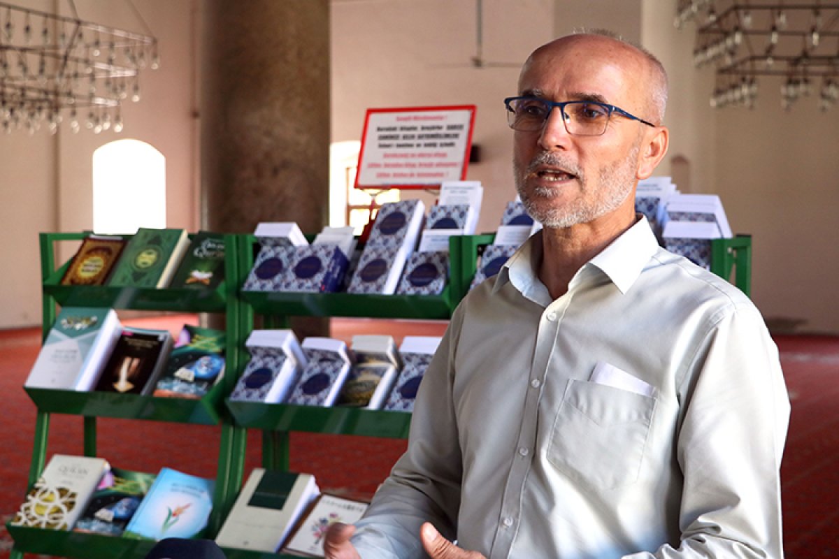 İzmir de camiyi ziyeret eden turistlere 15 dildeki Kur an-ı Kerim kitapçıklarını hediye ediyor #2