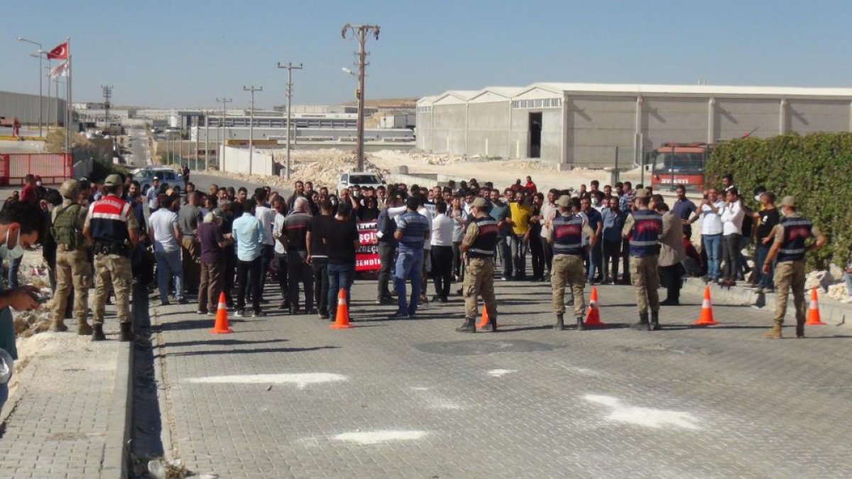 Şanlıurfa da işten çıkarılan 350 işçi fabrika önünde eylem yaptı #1
