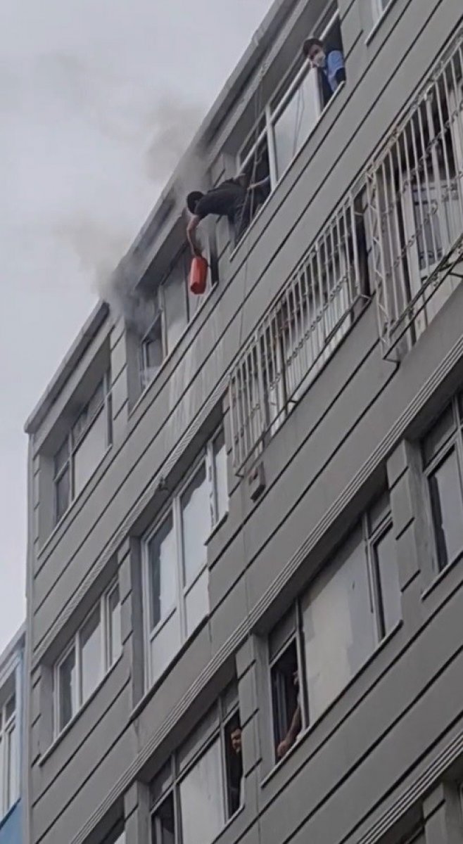 Fatih’te, imalathanedeki yangını söndürmek için işçiler pencerelerden sarktı #2