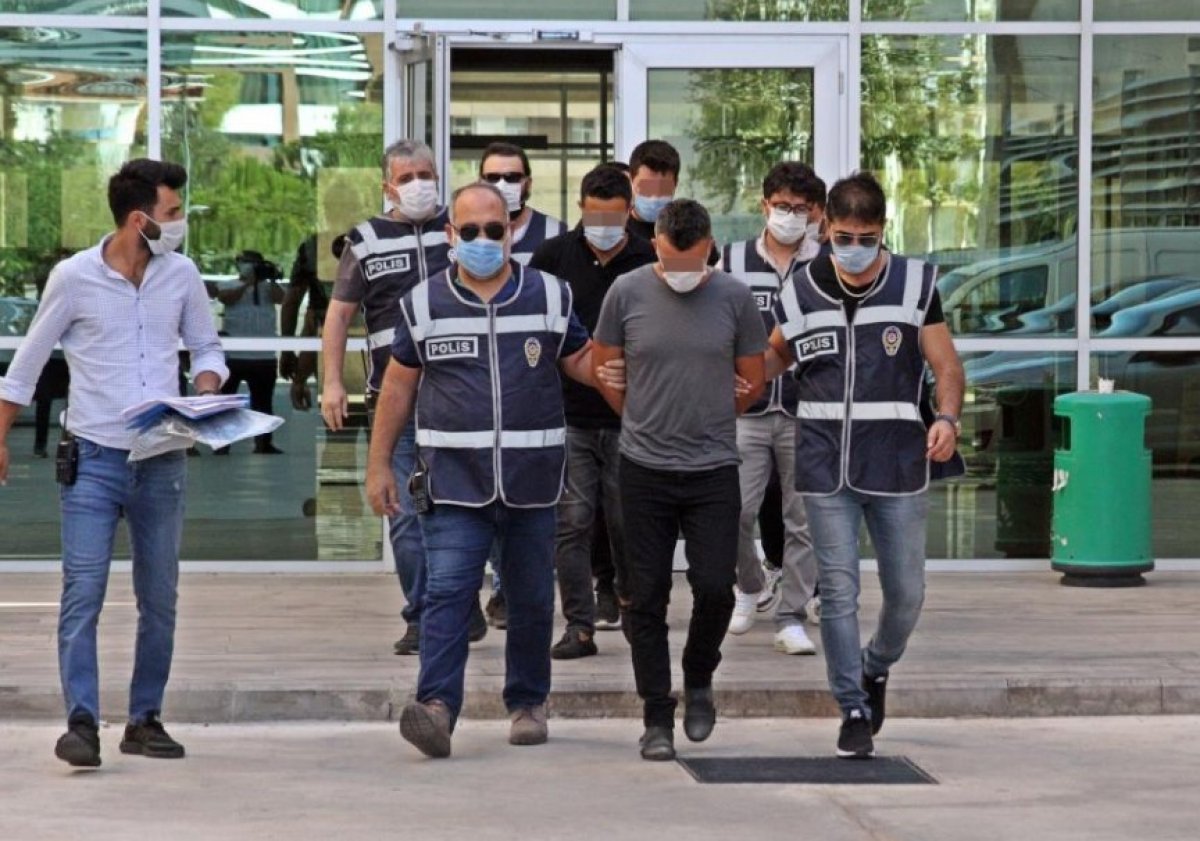Antalya da kendilerini polis olarak tanıtıp 500 bin dolar almaya çalıştılar #2