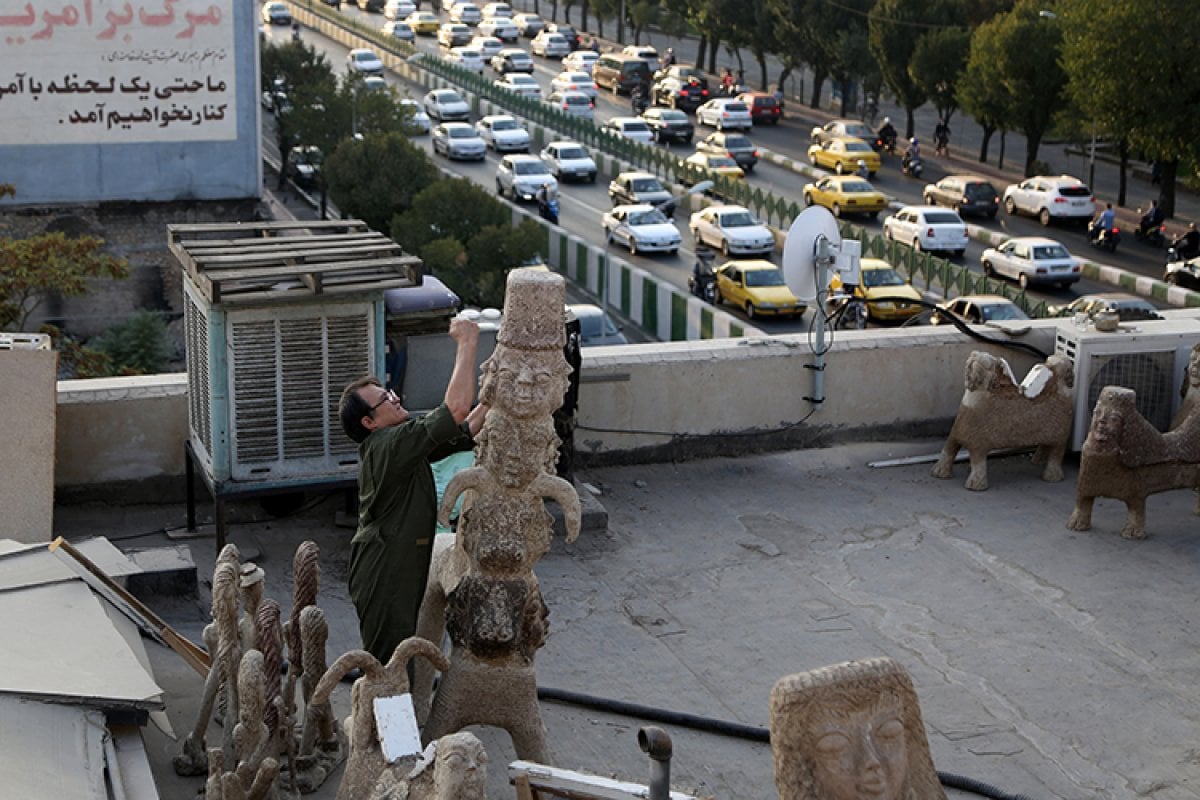 İran da kapıcı Afgan göçmen, topladığı çöpleri sanat eserine dönüştürüyor #4
