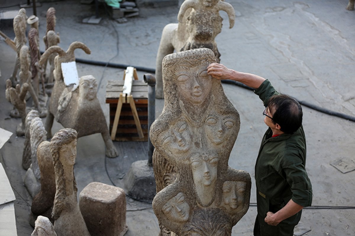 İran da kapıcı Afgan göçmen, topladığı çöpleri sanat eserine dönüştürüyor #5