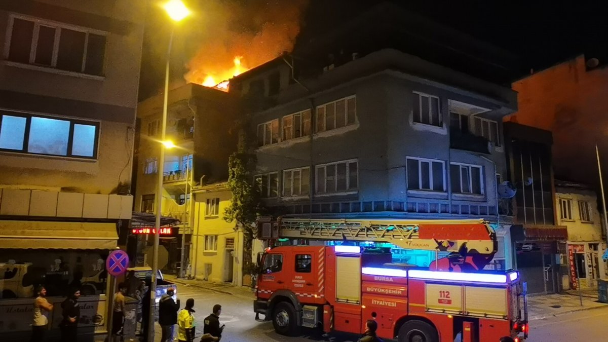 Bursa daki bir binanın çatı katındaki yangın korku dolu anlar yaşattı #2