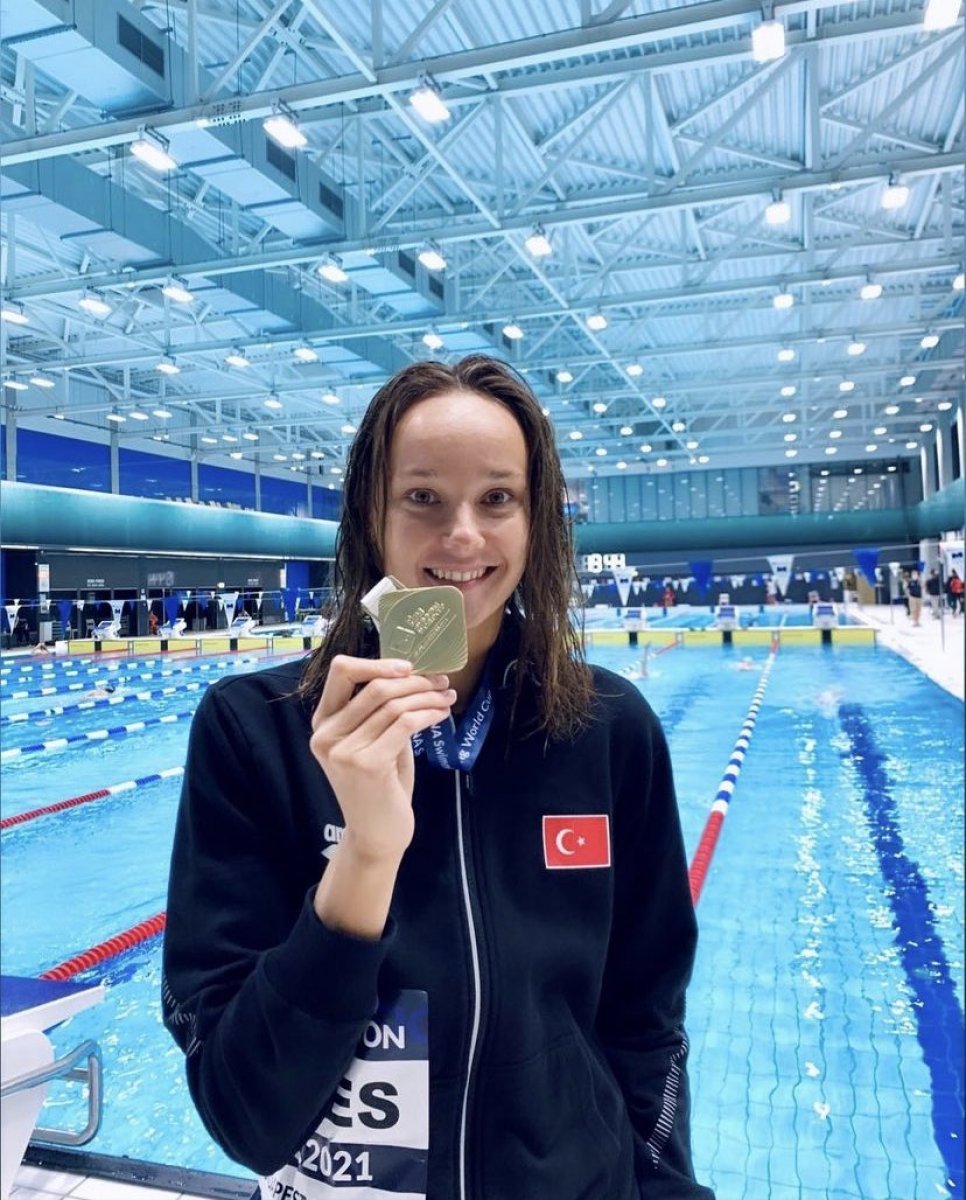 Viktoria Zeynep Güneş yüzmede altın madalya kazandı #1