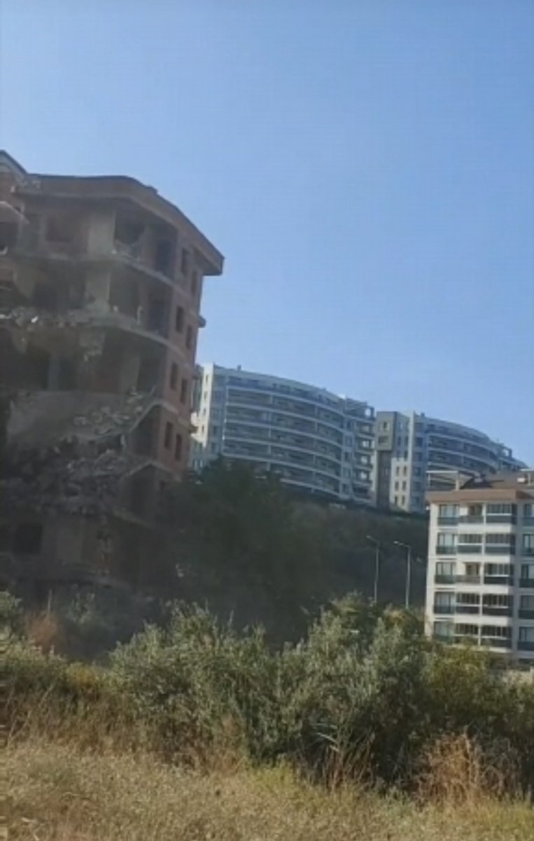Bursa’da bina, kepçenin dokunmasıyla kendiliğinden yıkıldı #1