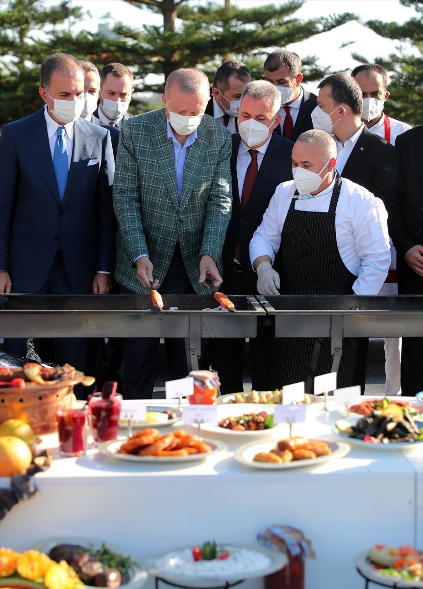 Cumhurbaşkanı Erdoğan lezzet festivalinde mangalın başına geçti #6